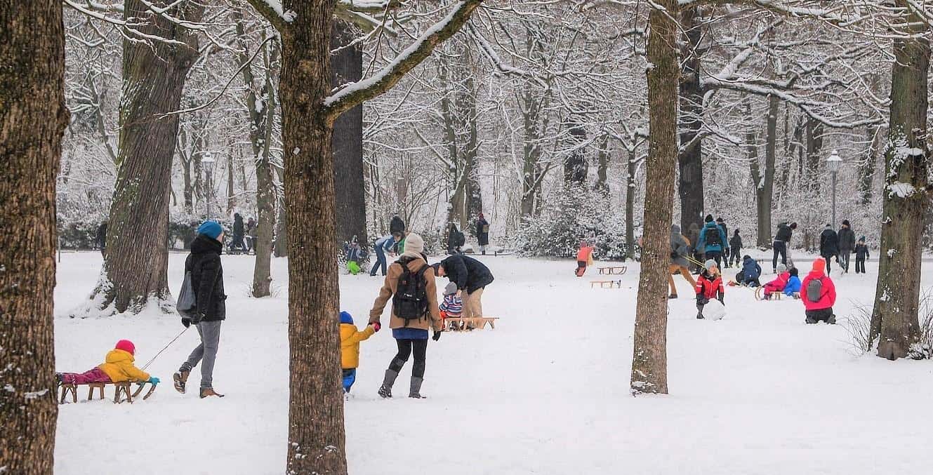 Newsletter Bild Winter Kinder mit Schlitten