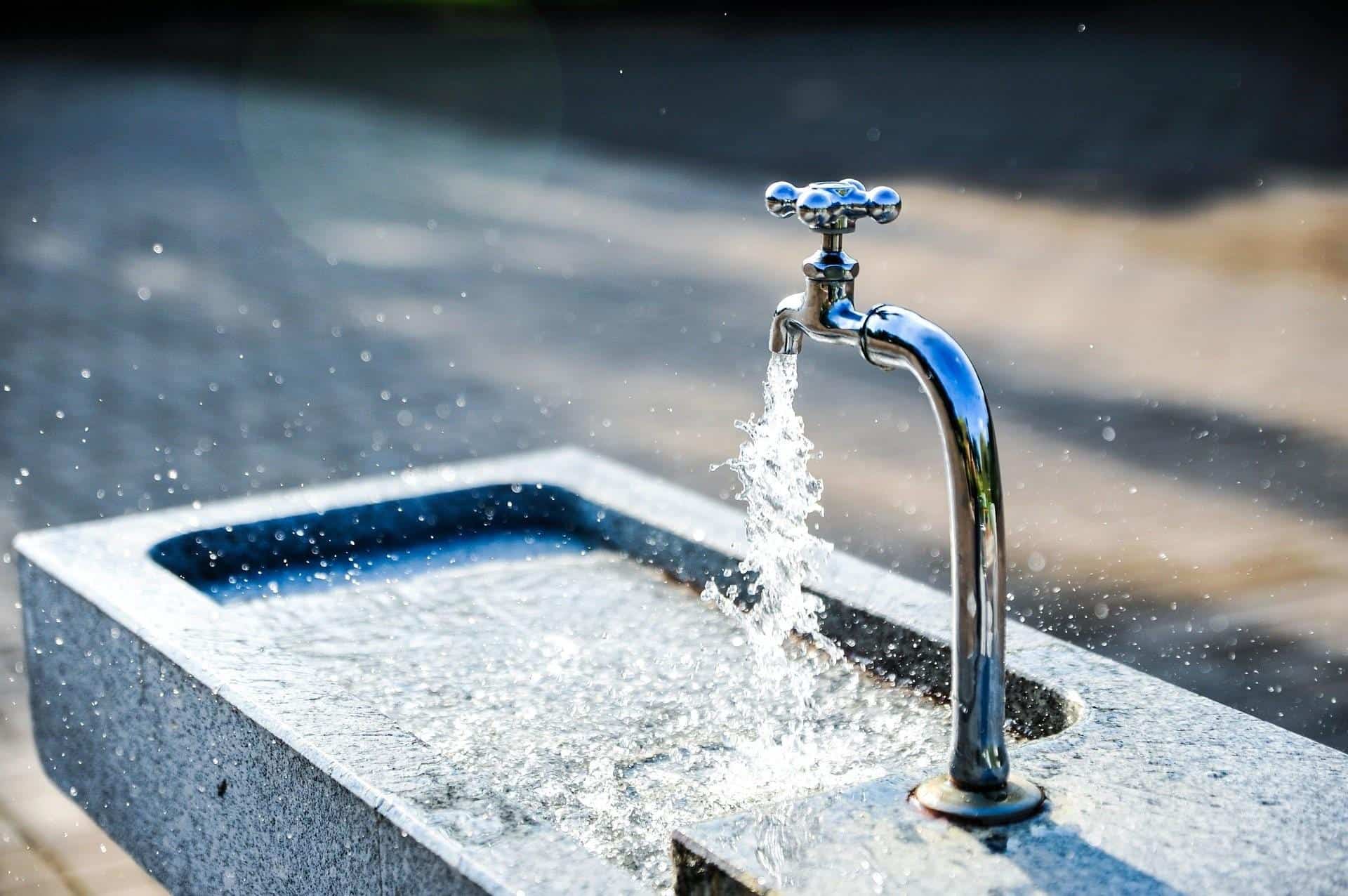 Newsletter Bild Brunnen mit fließendem Wasserhahn
